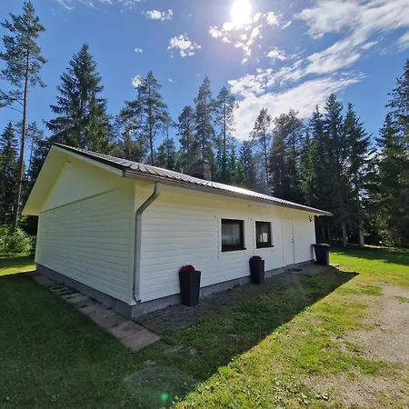 Semesterbostad Puhkemaja Saunaga *